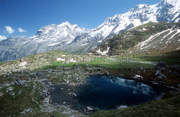 Gletschersee  im Hintergrund die Jungfrau (Schweiz)
