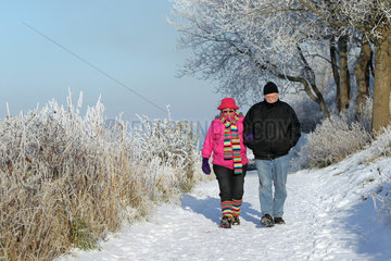 Gluecksburg  Deutschland  ein Paar geht im Winter spazieren