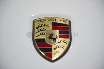 Hamburg  Deutschland  Logo der Automarke Porsche