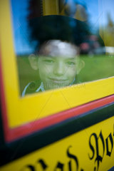 St. Maergen  Deutschland  Junge schaut aus einer Kutsche heraus