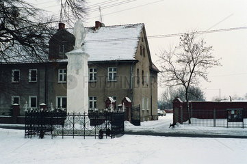Haus am Rande der Stadt im Winter  Breslau (Wroclaw)  Polen