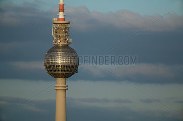 Berlin  Kugel des Fernsehturms vor Abendhimmel