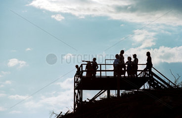 Touristen auf einem Aussichtspunkt in Morskoje (Pillkoppen)  Kaliningrad  Russland