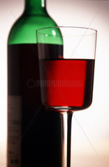 Rotweinflasche mit einem Glas Rotwein