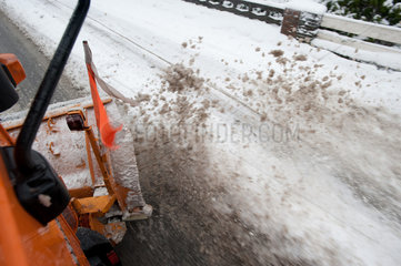 Neumuenster  Deutschland  ein Raeum- und Streufahrzeug befreit die Strassen vom Schnee