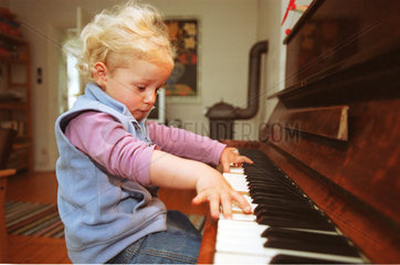 Kleines Maedchen spielt Klavier  Schweden