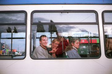 Menschen in einer Strassenbahn in Poznan  Polen
