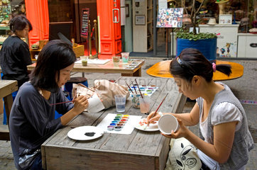 Seoul  Suedkorea  Zwei Frauen bemalen Porzellan