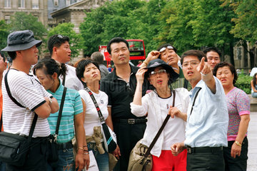 Japanische Touristengruppe in Paris