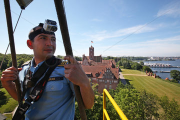 Flensburg  Deutschland  Matrose mit einer Helmkamera auf dem Uebungsmast der Gorch Fock