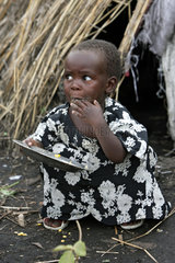 Goma  Demokratische Republik Kongo  Maedchen in einem IDP Camp