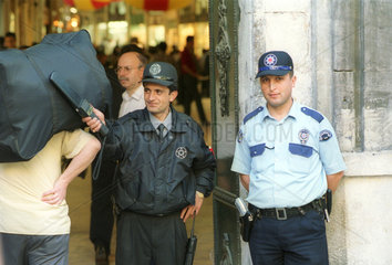 Sicherheitskontrolle beim Eingang zum Grossen Basar in Istanbul