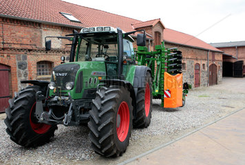 Traktor mit landwirtschaftlichem Fahrgeraet