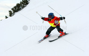 Krippenbrunn  Oesterreich  Kind beim Skifahren