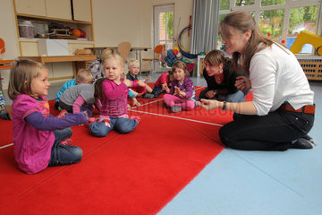 Flensburg  Deutschland  in der staedtischen Kindertagesstaette Stuhrsallee findet ein Sprachtheaterspiel-Projekt statt