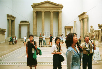 Japanische Touristen im Pergamon-Museum  Berlin