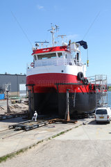 Hvide Sande  Daenemark  ein Spezialschiff zum Arbeiten an Offshore Windparks