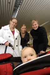 Handewitt  Deutschland  ein Kleinkind im Kinderwagen in einem Grossraumbuero