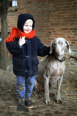 Prangendorf  Kind streichelt einen Hund