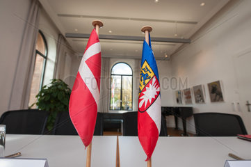 Kiel  Deutschland  Daenische Flagge und Landesdienstflagge von Schleswig-Holstein