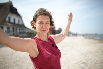 Heiligenhafen  Deutschland  Frau erholt sich auf der Halbinsel Graswarder-Heiligenhafen am Strand