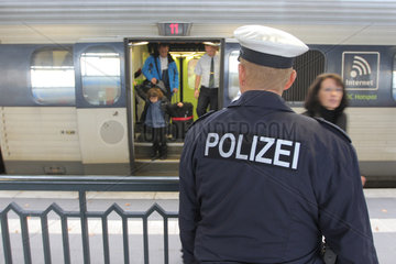 Flensburg  Deutschland  Polizeibeamter beobachtet die aussteigenden Reisenden eines daenischen Zuges