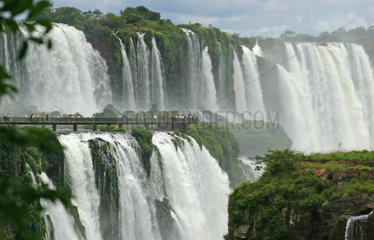 Puerto Iguazu  Brasilien  weitlaeufiges Wege- und Brueckensystem an den Iguazu-Wasserfaellen