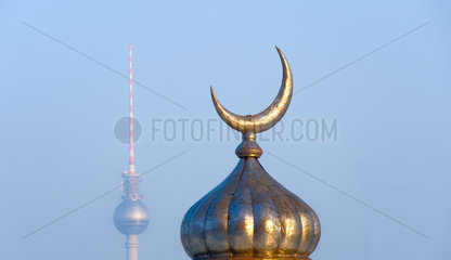 Berlin  Deutschland  Kuppel mit Halbmond im Hintergr. der Berliner Fernsehturm