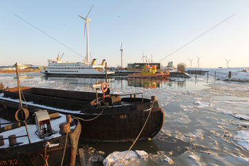 Husum  Deutschland  der zugefrorene Husumer Hafen