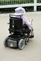 Ascot  Grossbritannien  elegant gekleidete Frau sitzt in einem elektrischen Rollstuhl