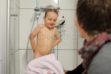 Harrislee  Deutschland  ein Junge wird von seiner Mutter unter der Dusche gewaschen