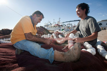 Sanlucar de Barrameda  Spanien  zwei Fischer reparieren die Netze am Hafen