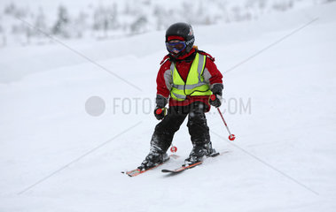 Saelen  Schweden  Kind faehrt Ski
