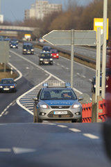 Kiel  Deutschland  Polizeiauto auf der Fahrbahn einer Abbiegespur