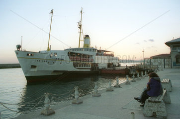 Faehre am Bosporus fertig zur Abfahrt  Istanbul