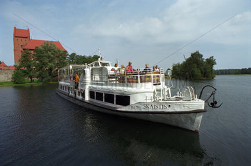 Ein Ausflugsboot auf einem See in Trakai  Litauen
