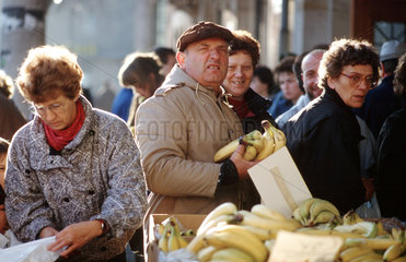 Ostberliner kaufen kurz nach Mauerfall 1989 Bananen