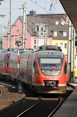 Koeln  Deutschland  Regionalbahn der Linie 25 faehrt am Hauptbahnhof ein