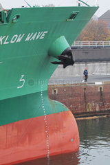 Kiel  Deutschland  Detailaufnahme eines Frachters in der Grossen Schleuse Kiel-Holtenau