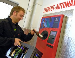 Chemnitz  Deutschland  Mann bringt Leergut zum Leergut-Automaten