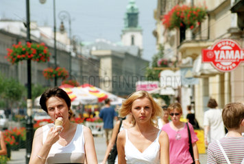 Zwei Frauen auf der Nowy Swiat in Warschau