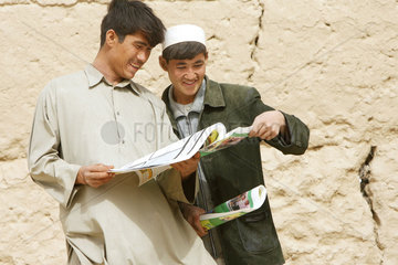 Kunduz  Afghanistan  Einheimische lesen Zeitungen