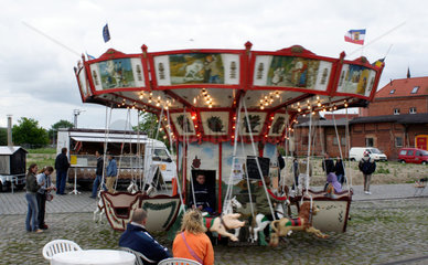 Wismar  ein Kinderkarussell auf dem Hafenfest