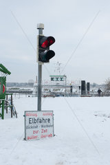 Glueckstadt  Deutschland  Winter am Anleger der Elbfaehre von Glueckstadt nach Wischhafen