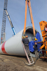Vioel  Deutschland  mit Hilfe von zwei Kraenen wird eine Windkraftanlage der Firma Nordex (Model Nordex 100) errichtet