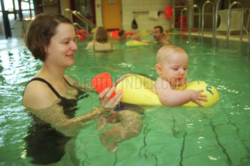 Mutter und Kind beim Babyschwimmen  Berlin