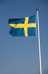 Grebbestad  Schweden  die schwedische Flagge vor blauem Himmel