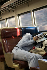 New York City  USA  Maedchen versucht im Zug zu schlafen