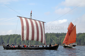 Flensburg  Deutschland  Gaffelsegler und das Wikingerschiff Sebbe Als auf der Rum-Regatta