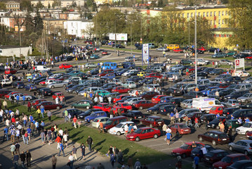 Parkplatz am Stadion von Lech Poznan nach einem Heimspiel  Posen  Polen